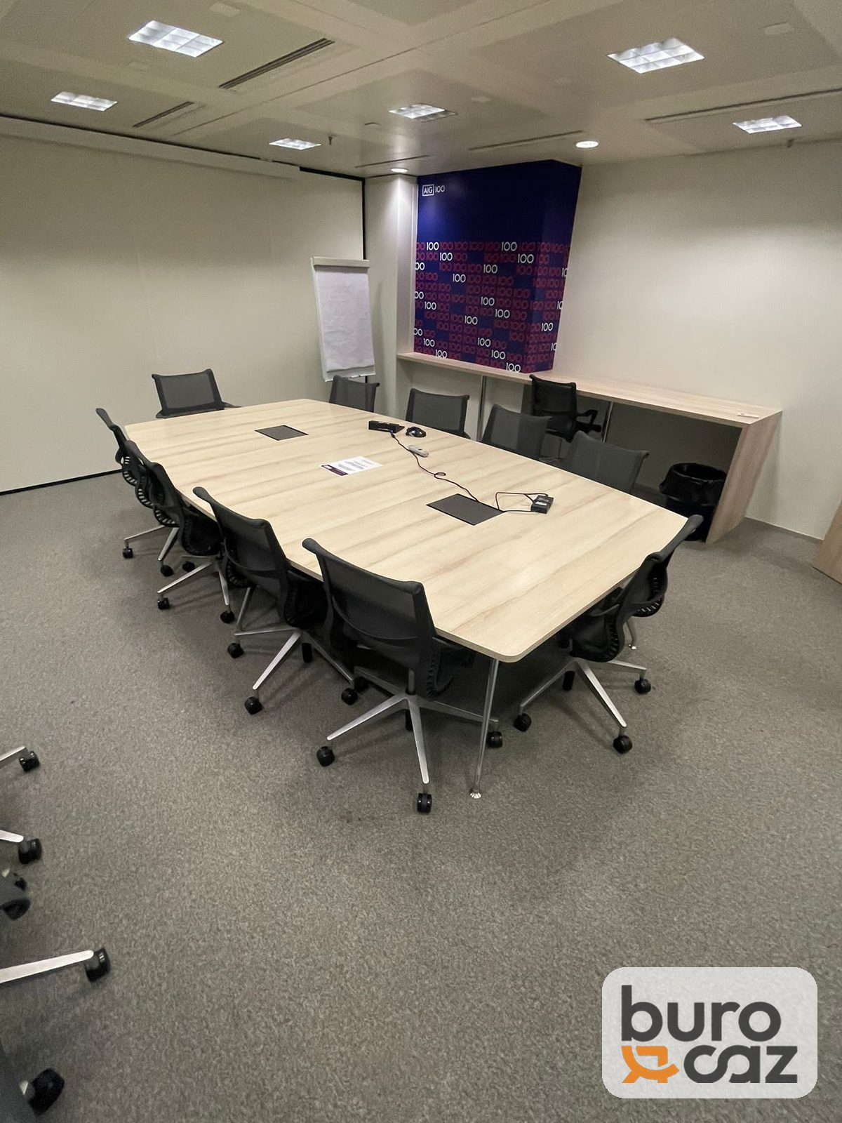 Grande table de réunion chêne clair avec trappes de connexion — photo 4