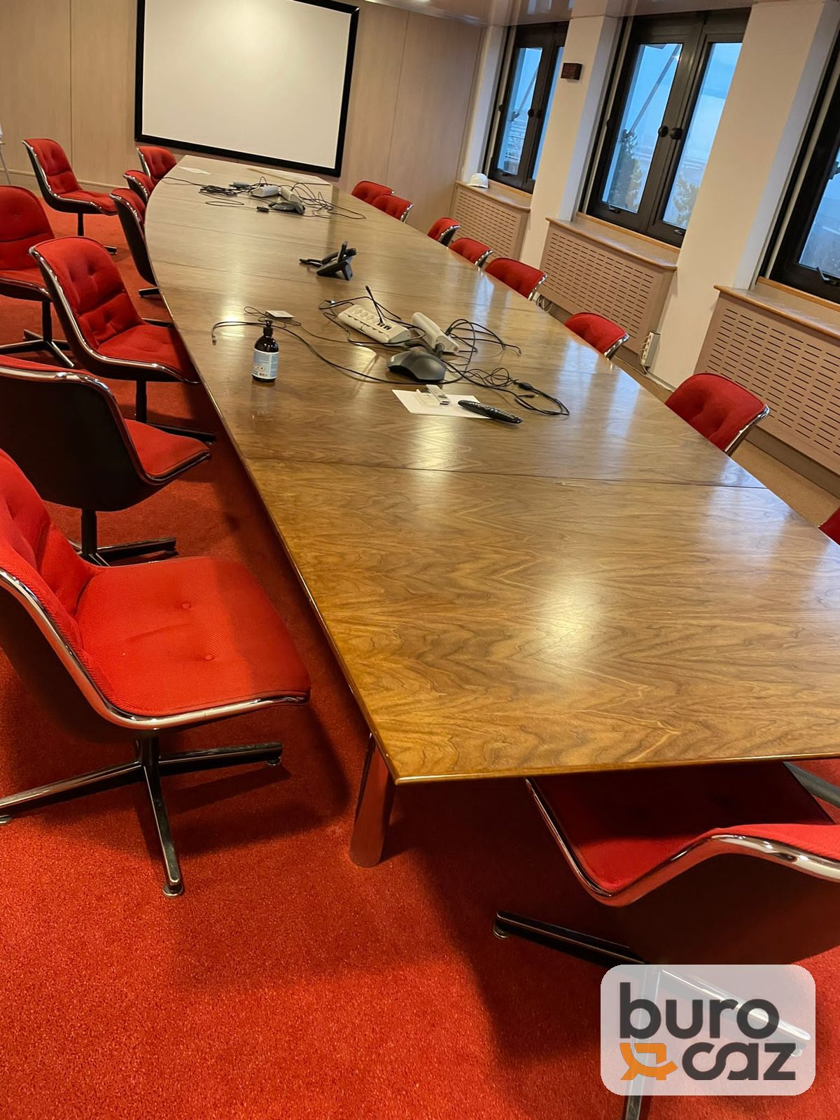 Grande table de réunion chêne vernis – 16 personnes