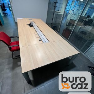 Grande table de réunion connectée bois avec goulotte centrale