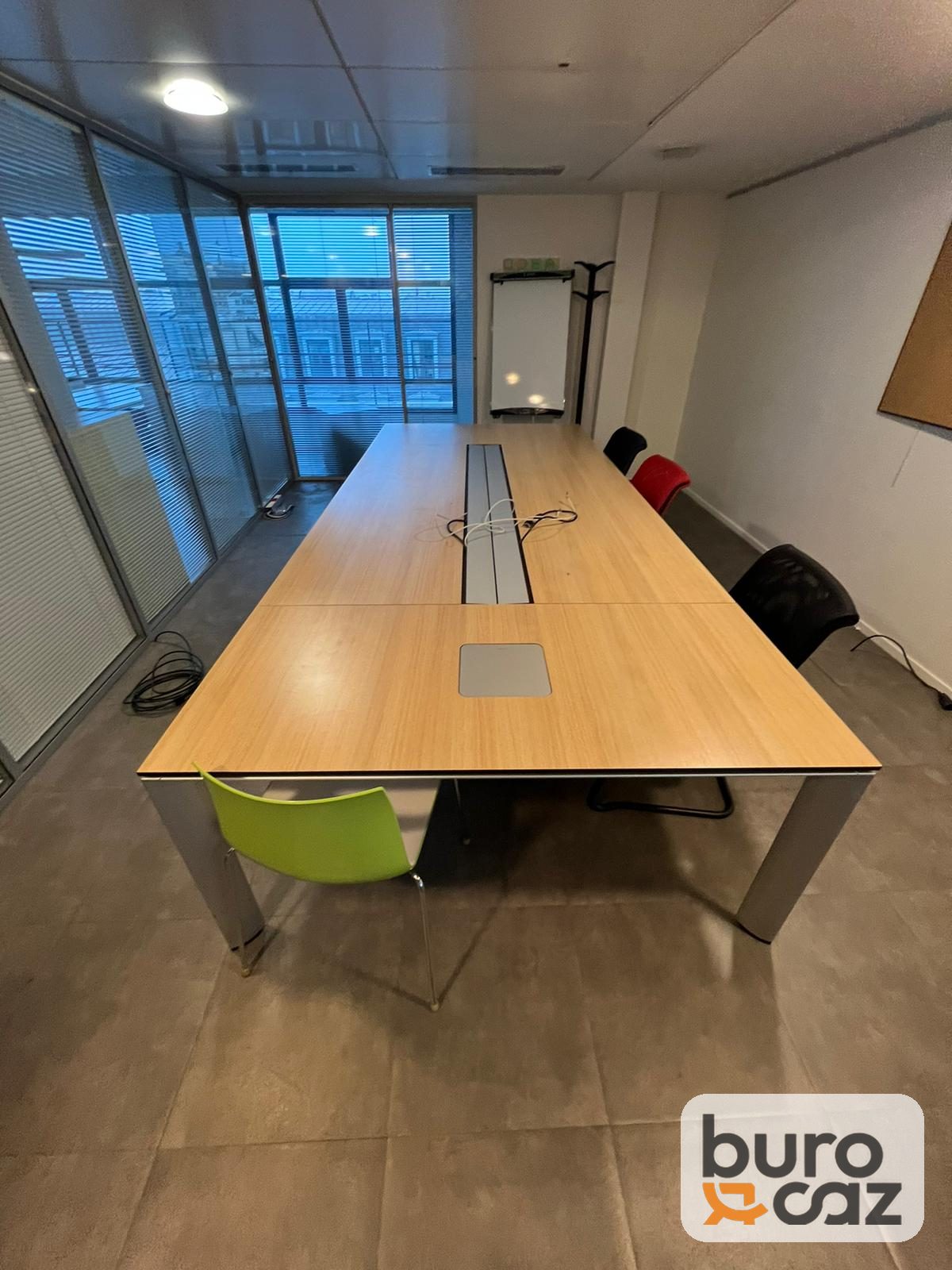 Grande table de réunion connectée bois avec goulotte centrale — photo 2