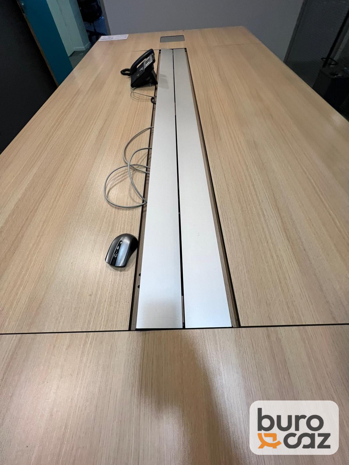 Grande table de réunion connectée bois avec goulotte centrale — photo 3