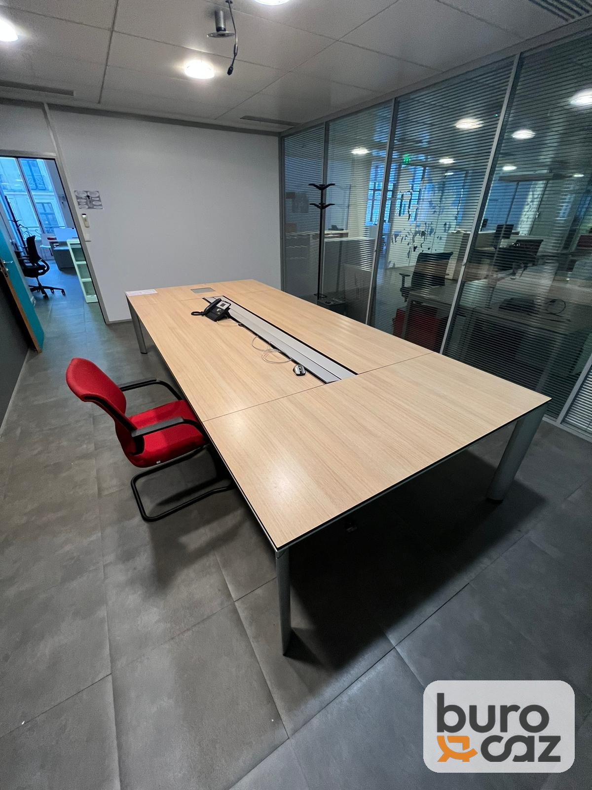 Grande table de réunion connectée bois avec goulotte centrale — photo 4