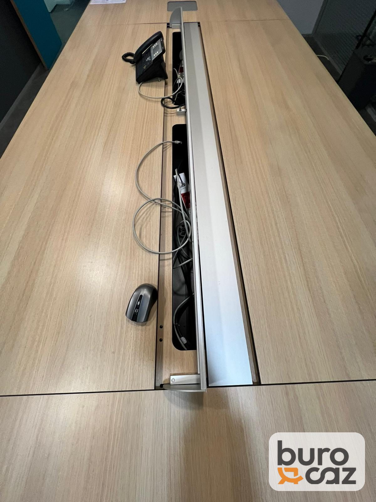 Grande table de réunion connectée bois avec goulotte centrale — photo 5