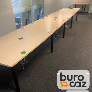 Grande table de réunion érable – piètement noir
