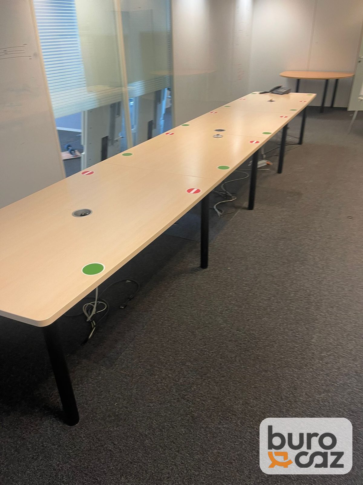 Grande table de réunion érable – piètement noir