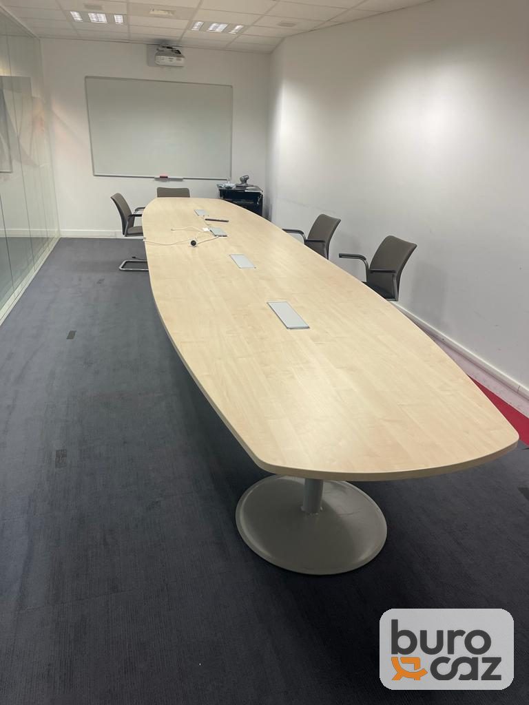 Grande table de réunion forme tonneau érable avec boîtiers de connexion