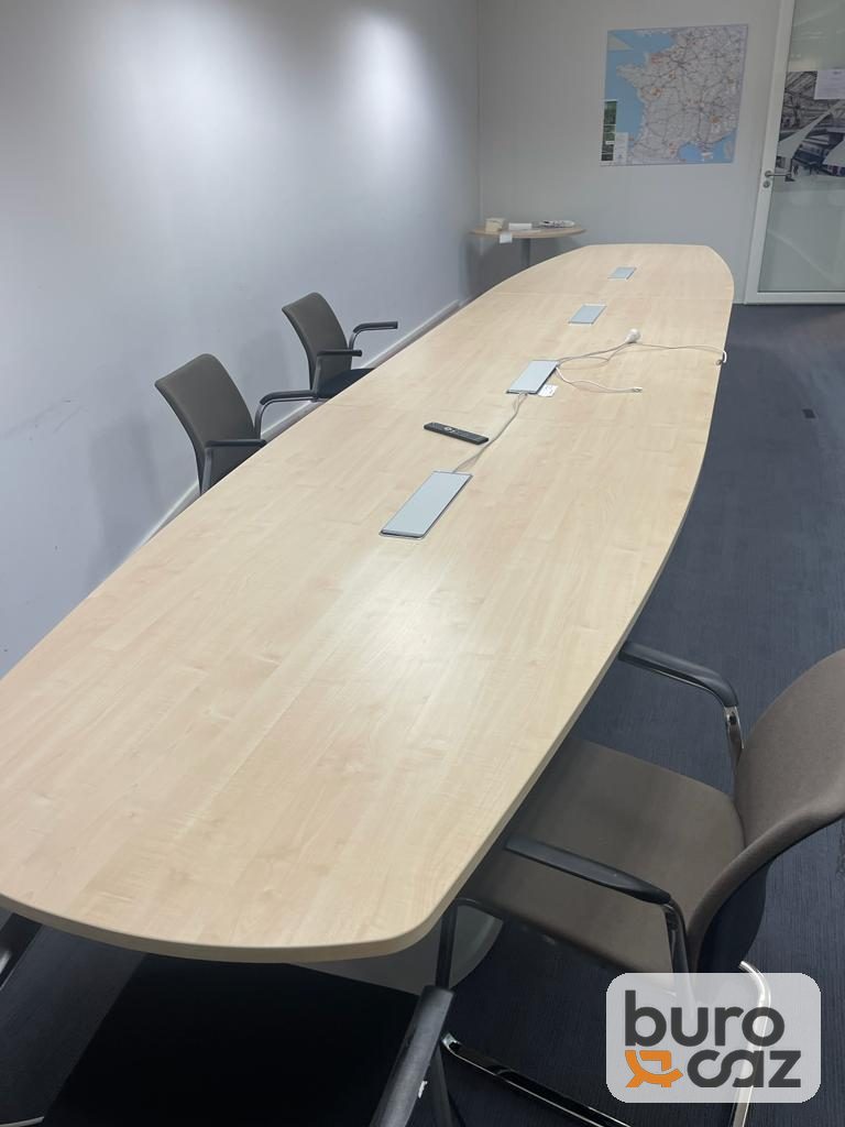 Grande table de réunion forme tonneau érable avec boîtiers de connexion — photo 3