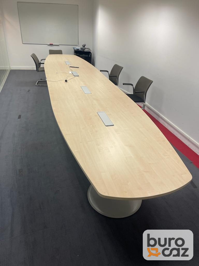 Grande table de réunion forme tonneau érable avec boîtiers de connexion — photo 4