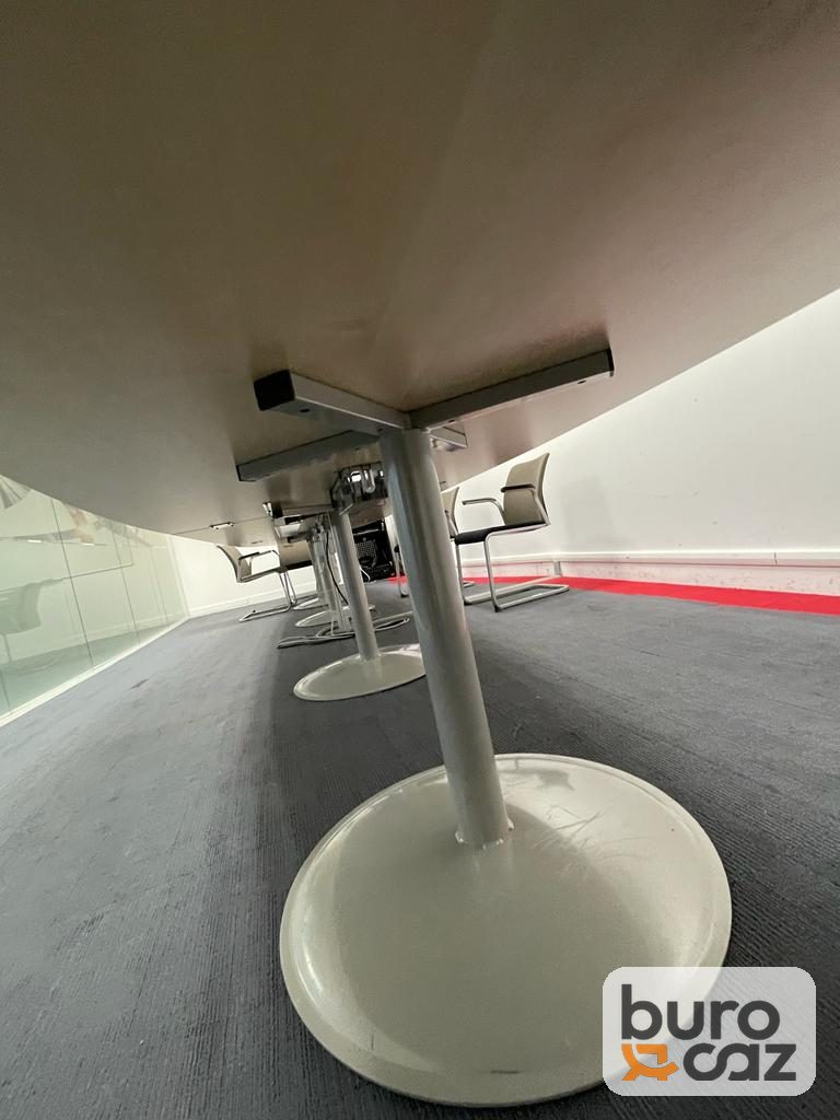 Grande table de réunion forme tonneau érable avec boîtiers de connexion — photo 5
