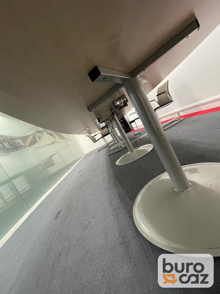 Grande table de réunion forme tonneau érable avec boîtiers de connexion — photo 6