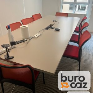 Grande table de réunion gris clair