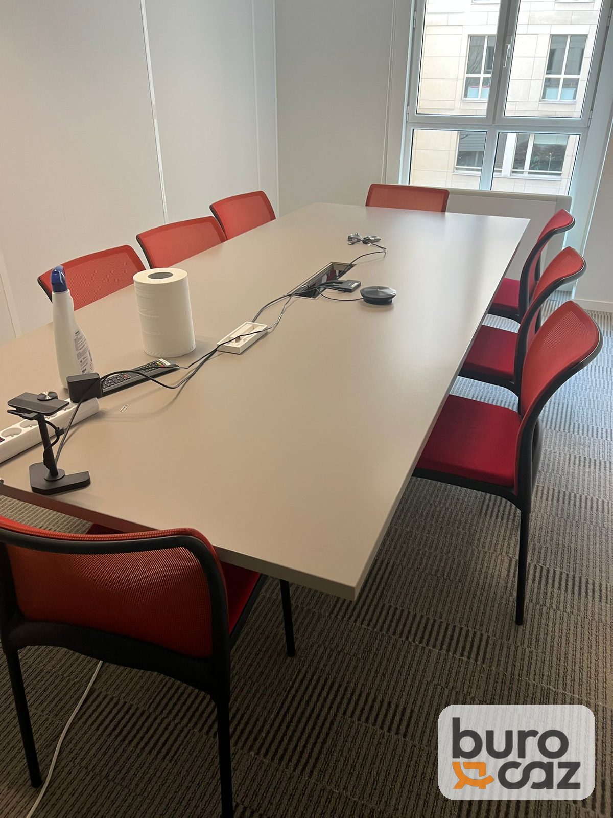 Grande table de réunion gris clair