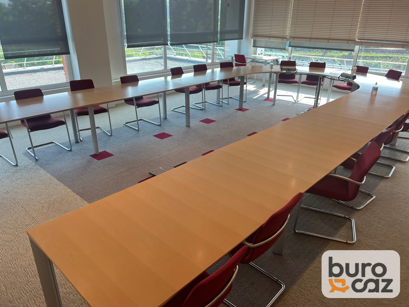 Grande table de réunion modulable en U finition hêtre