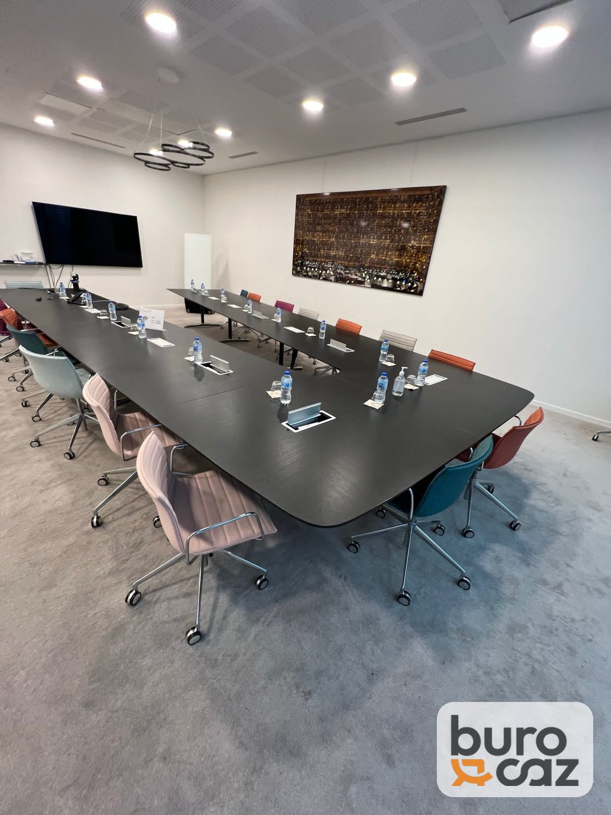 Grande table de réunion noire modulable en U – salle de conseil