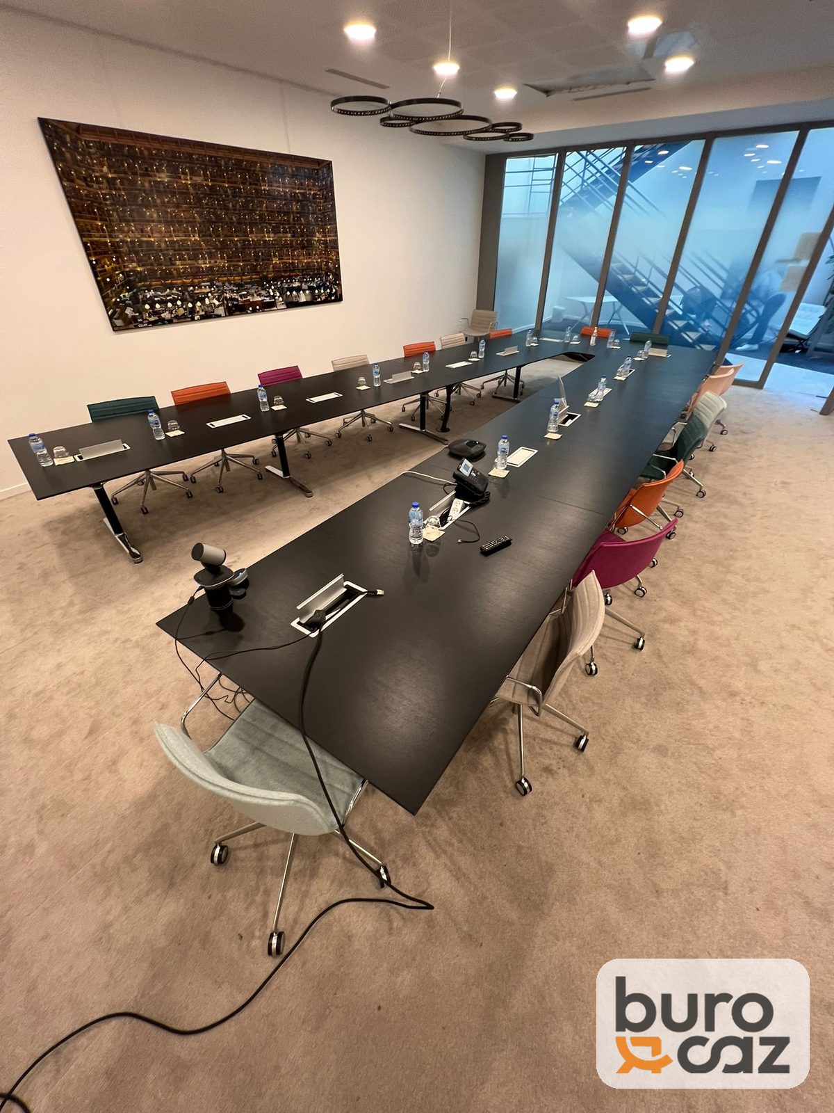Grande table de réunion noire modulable en U – salle de conseil — photo 2
