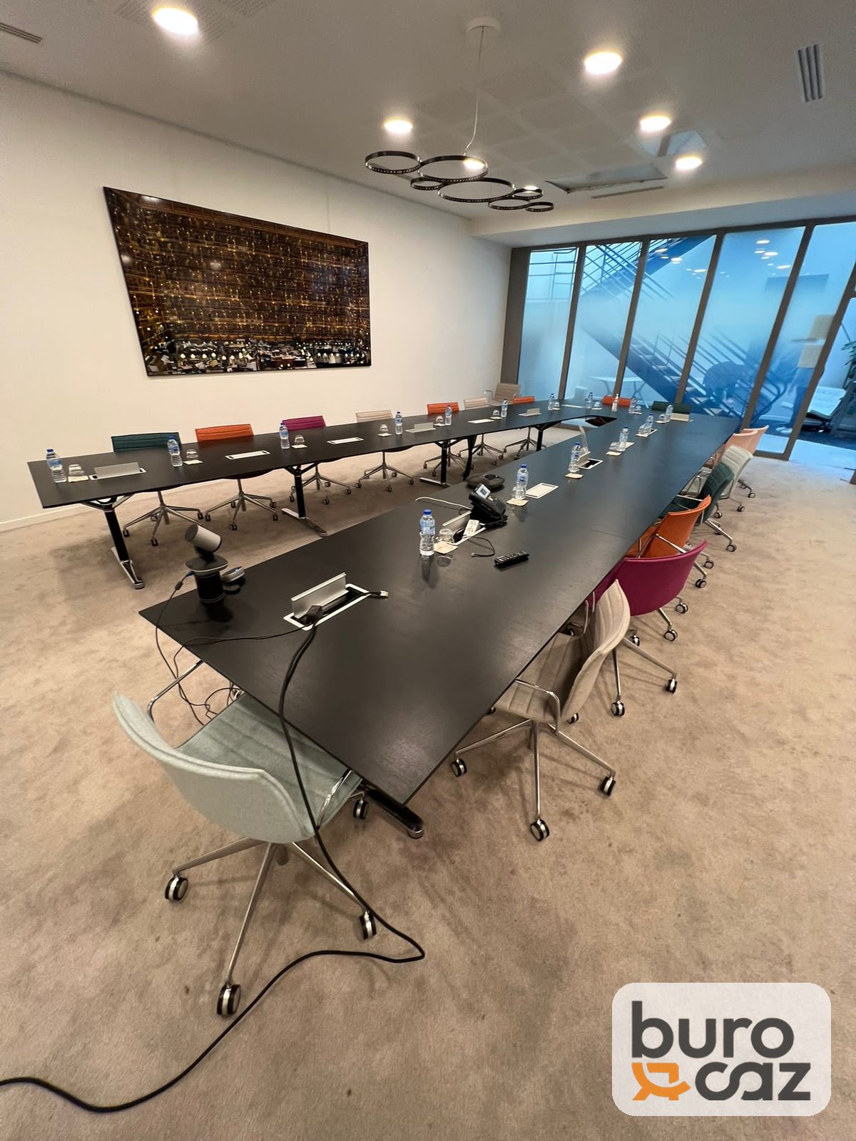 Grande table de réunion noire modulable en U – salle de conseil — photo 4