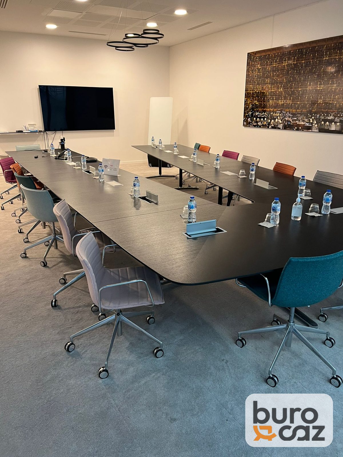 Grande table de réunion noire modulable en U – salle de conseil — photo 5
