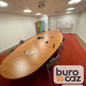 Grande table de réunion ovale merisier
