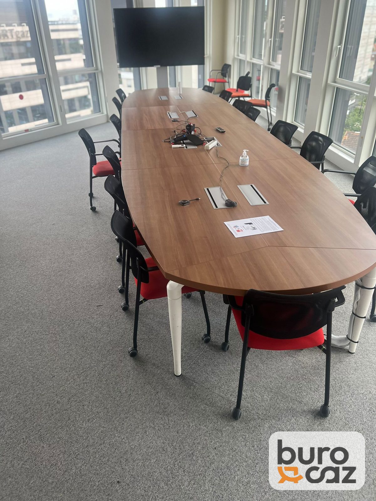 Grande table de réunion ovale noyer pieds blancs