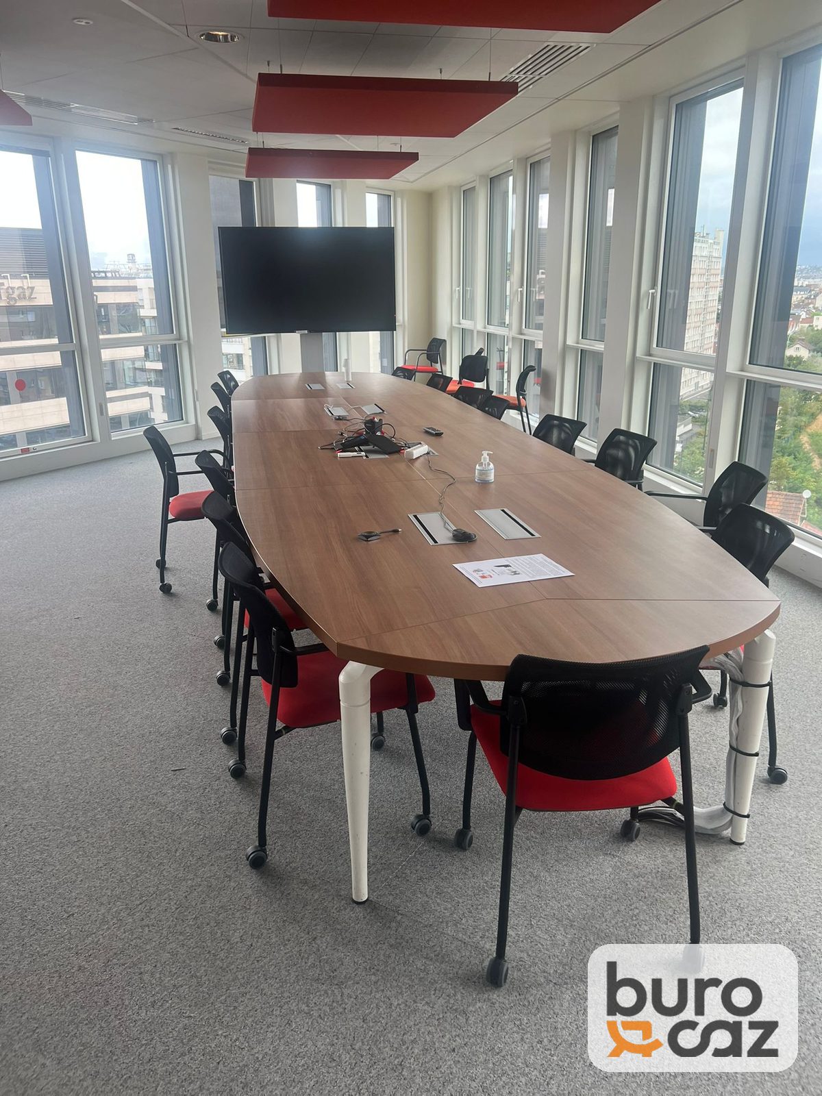 Grande table de réunion ovale noyer pieds blancs — photo 2