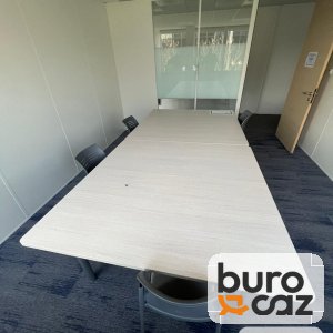 Grande table de réunion plateau bois blanchi