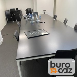 Grande table de réunion plateau noir piètement blanc