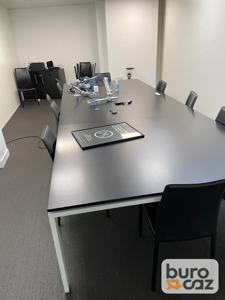 Grande table de réunion plateau noir piètement blanc