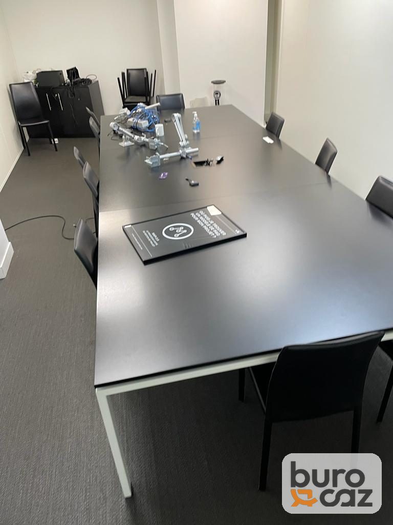 Grande table de réunion plateau noir piètement blanc — photo 2