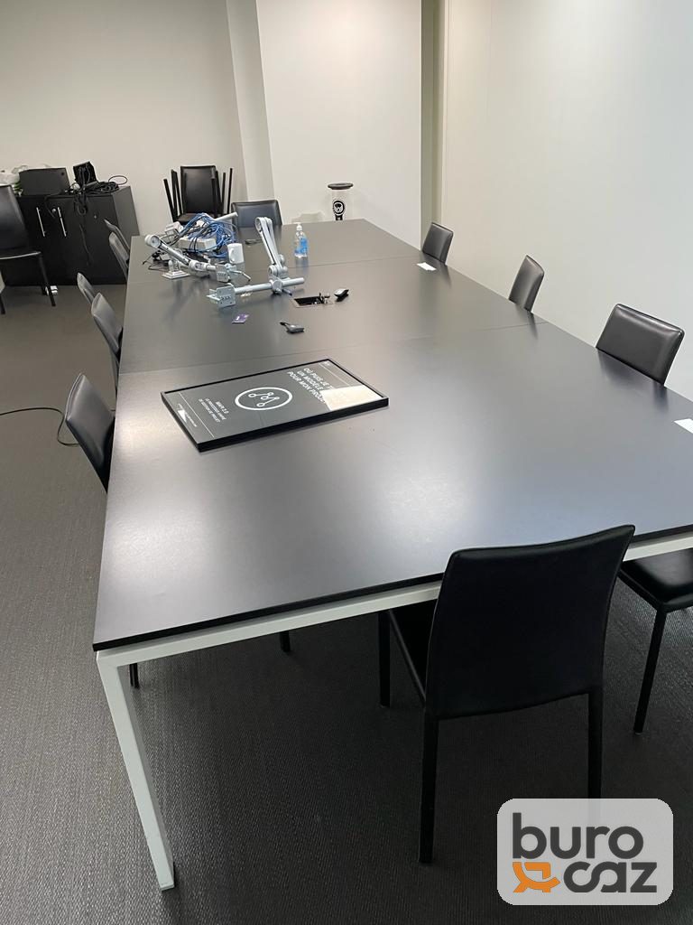 Grande table de réunion plateau noir piètement blanc — photo 3