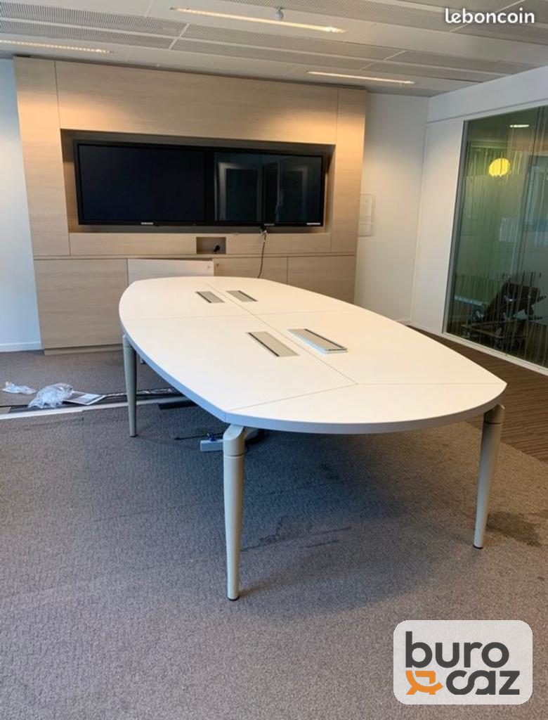 Grande table de réunion tonneau blanche connectée