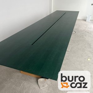 Grande table de réunion vert foncé goulotte centrale piètement bois