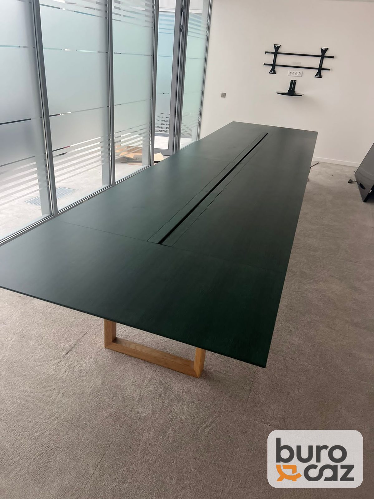 Grande table de réunion vert foncé goulotte centrale piètement bois — photo 2