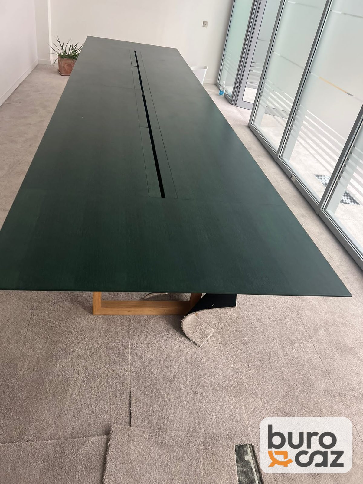 Grande table de réunion vert foncé goulotte centrale piètement bois — photo 3