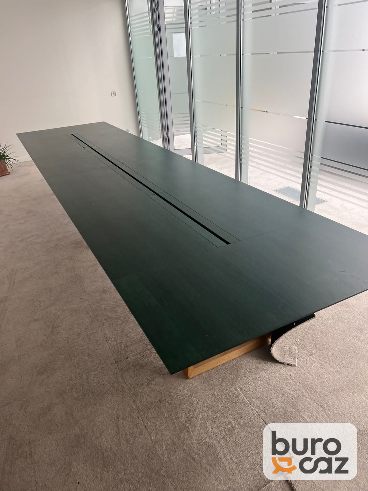 Grande table de réunion vert foncé goulotte centrale piètement bois — photo 4