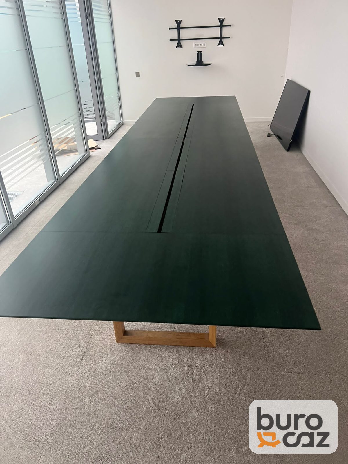 Grande table de réunion vert foncé goulotte centrale piètement bois — photo 5