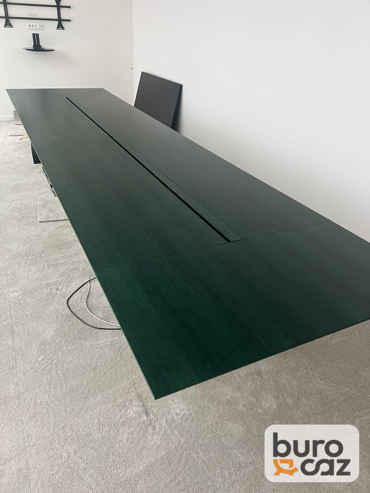 Grande table de réunion vert foncé goulotte centrale piètement bois — photo 6