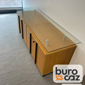 Meuble bas en chêne avec plateau en verre