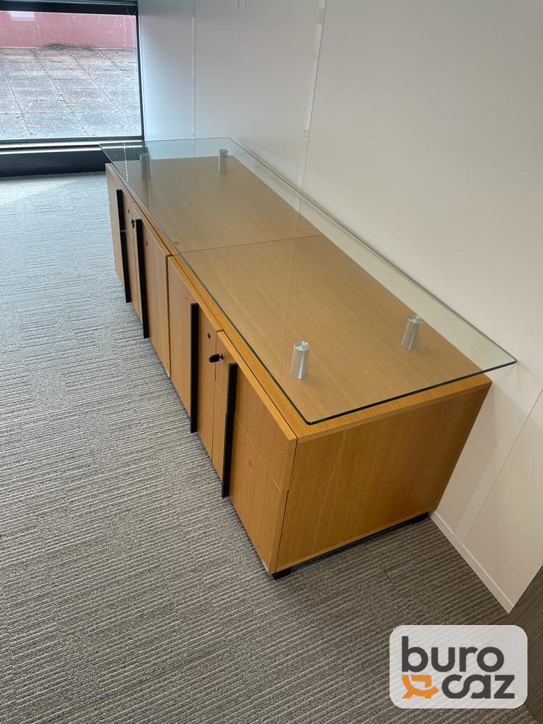 Meuble bas en chêne avec plateau en verre