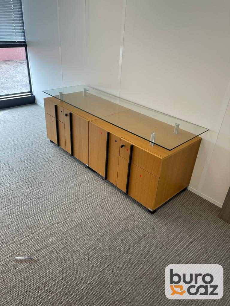 Meuble bas en chêne avec plateau en verre — photo 2