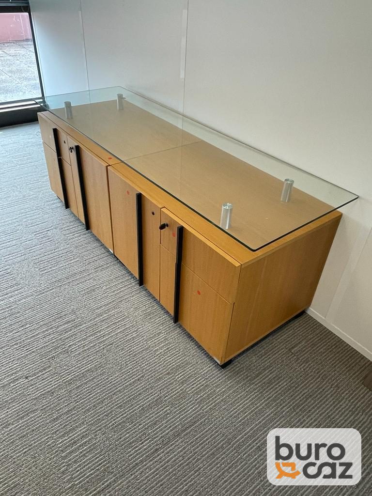 Meuble bas en chêne avec plateau en verre — photo 3
