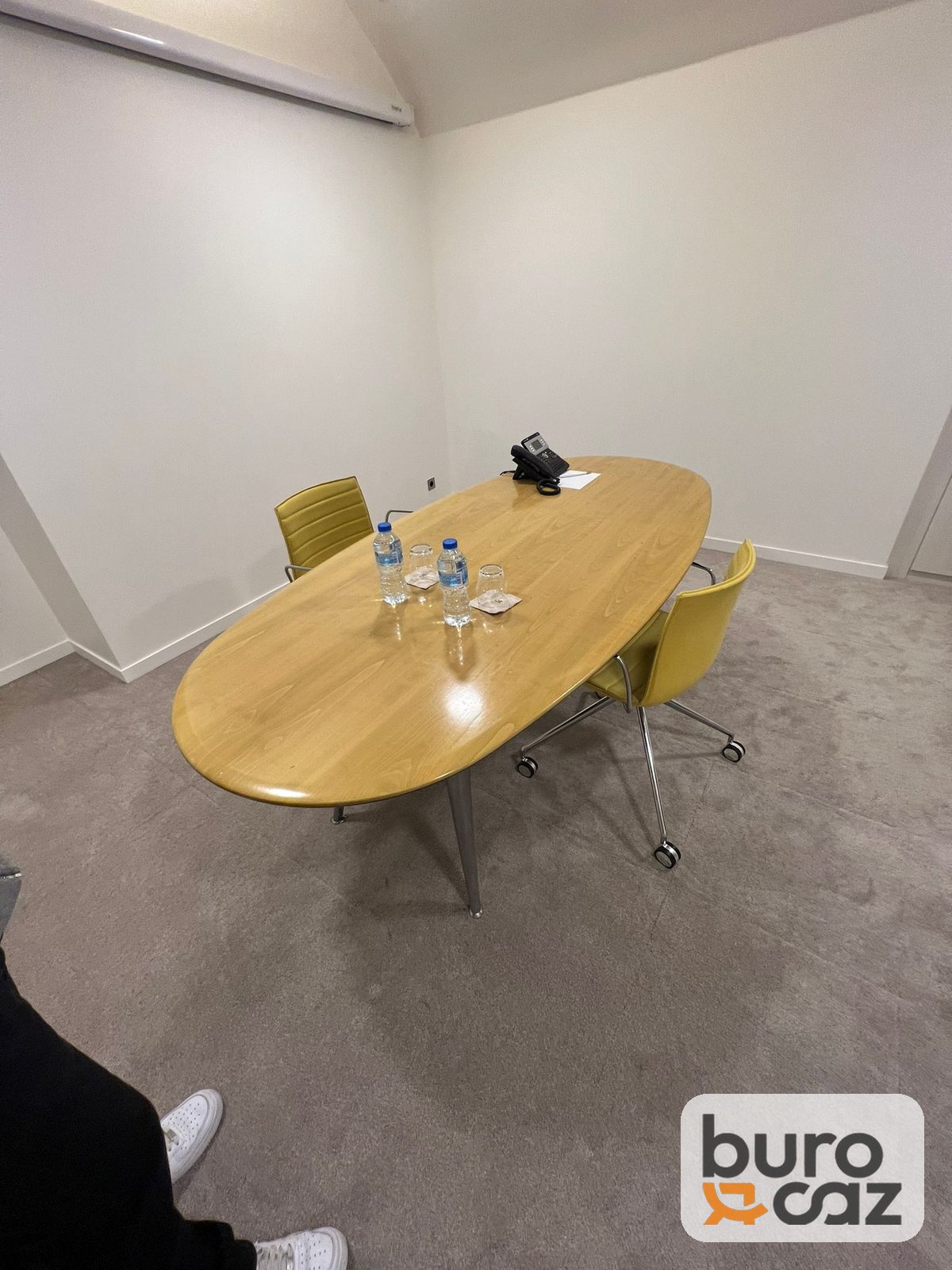 Petite table de réunion ovale bois