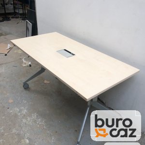Table basculante érable sur roulettes avec trappe de connexion