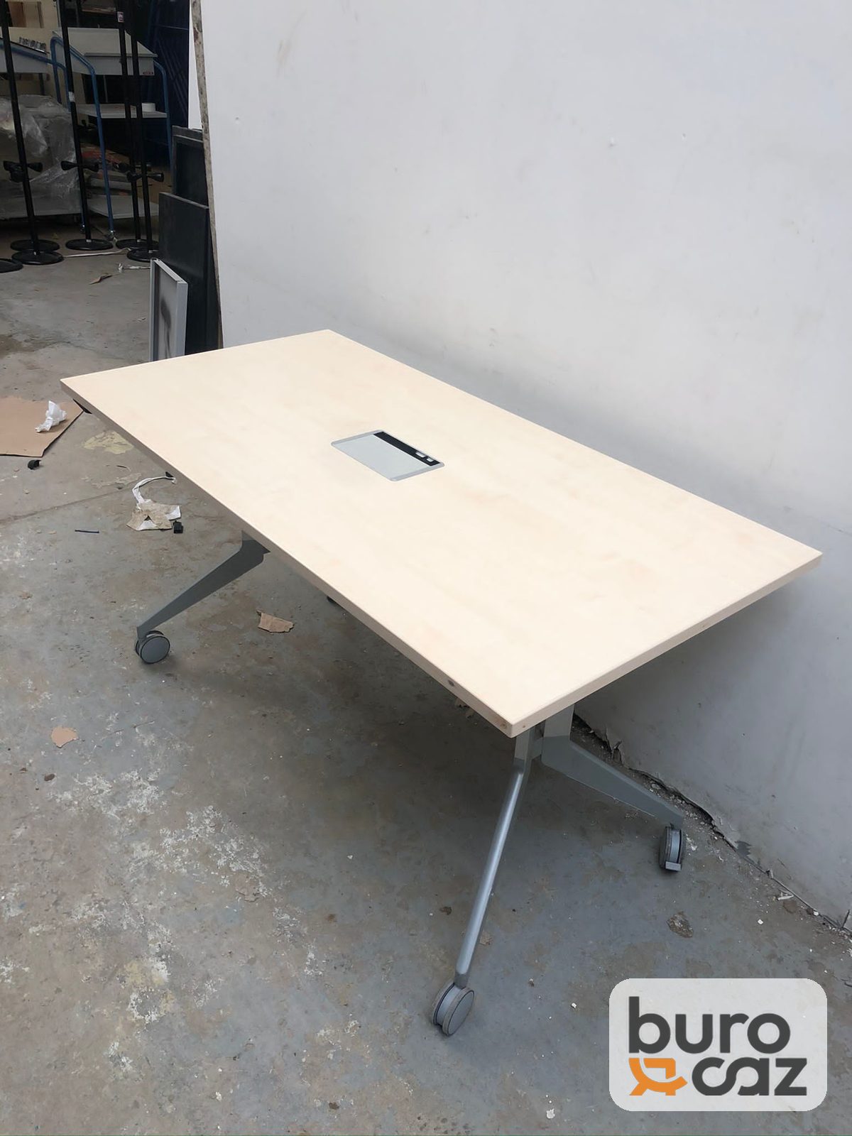 Table basculante érable sur roulettes avec trappe de connexion