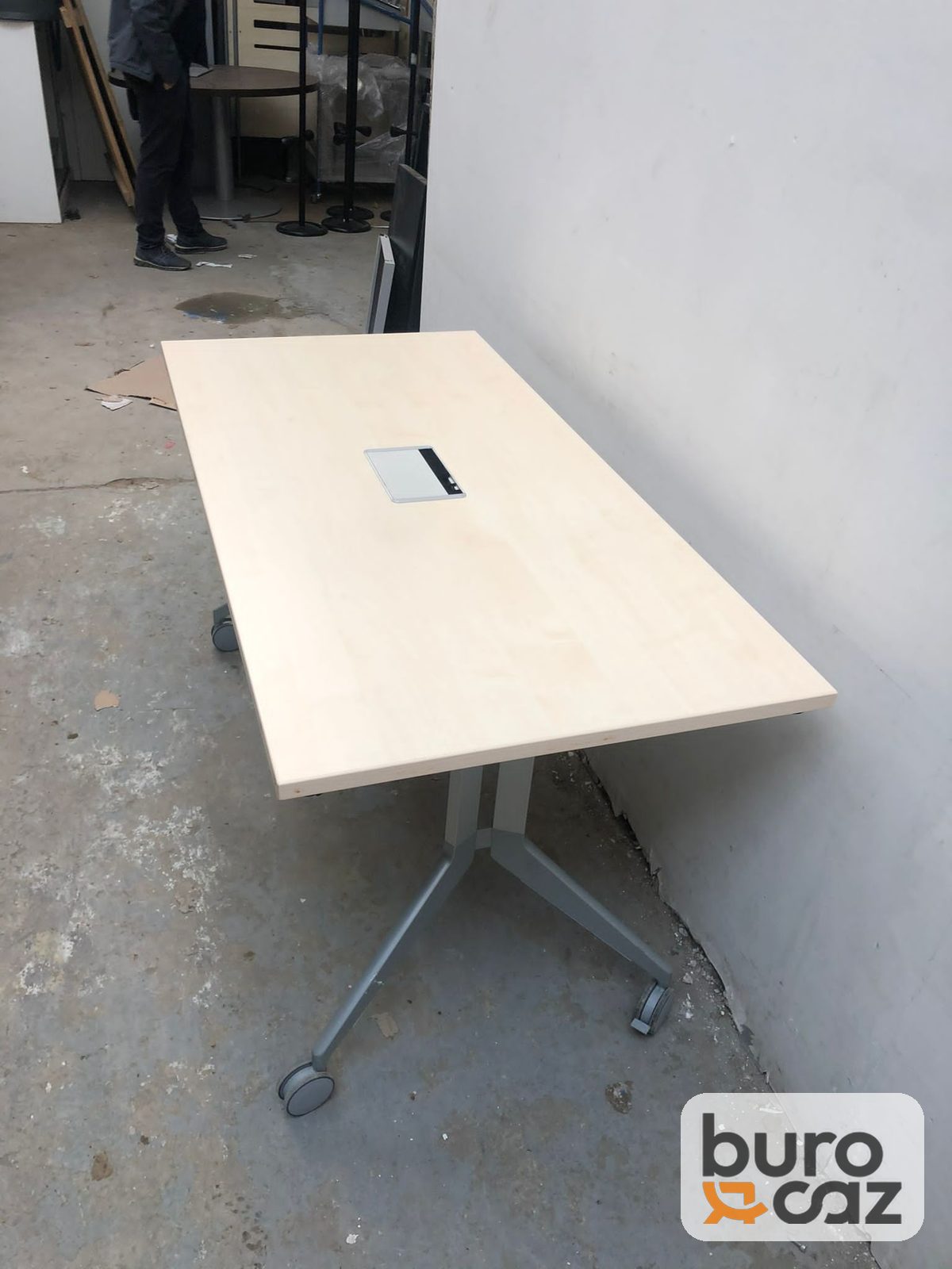 Table basculante érable sur roulettes avec trappe de connexion — photo 2