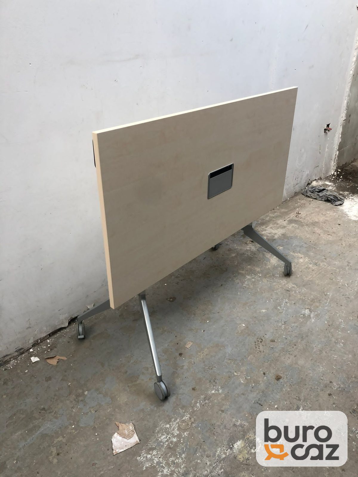 Table basculante érable sur roulettes avec trappe de connexion — photo 4