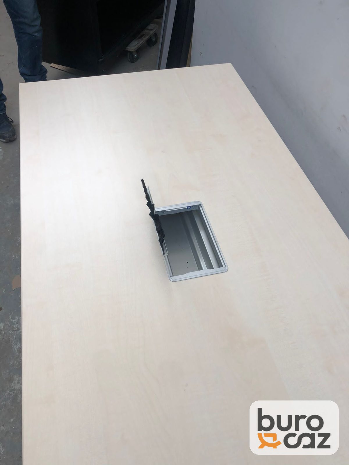 Table basculante érable sur roulettes avec trappe de connexion — photo 5