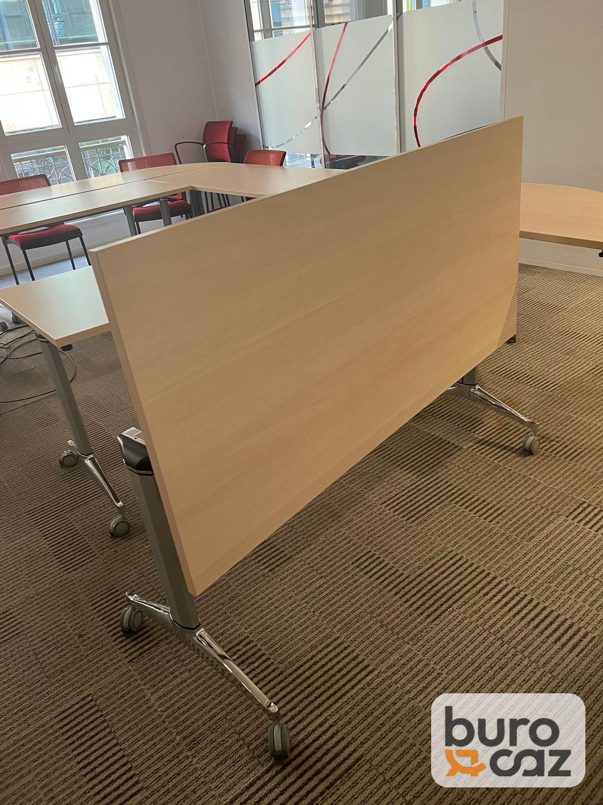 Table basculante finition érable sur roulettes — photo 2