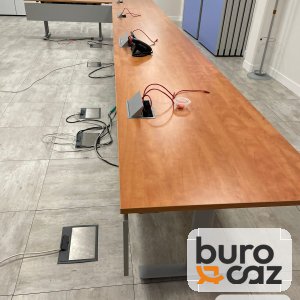 Table basculante merisier avec voile de fond et boîtier de connexion