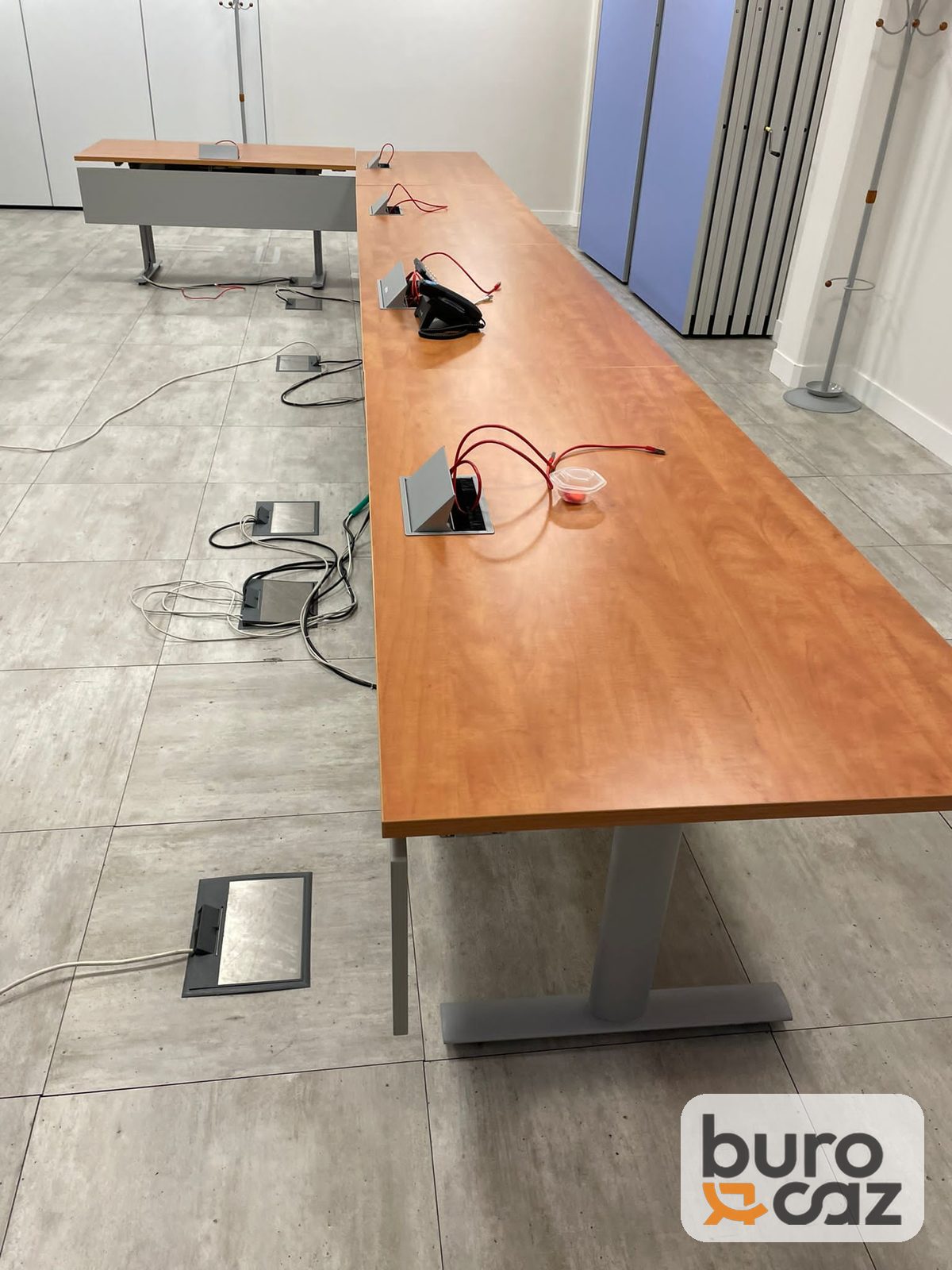 Table basculante merisier avec voile de fond et boîtier de connexion