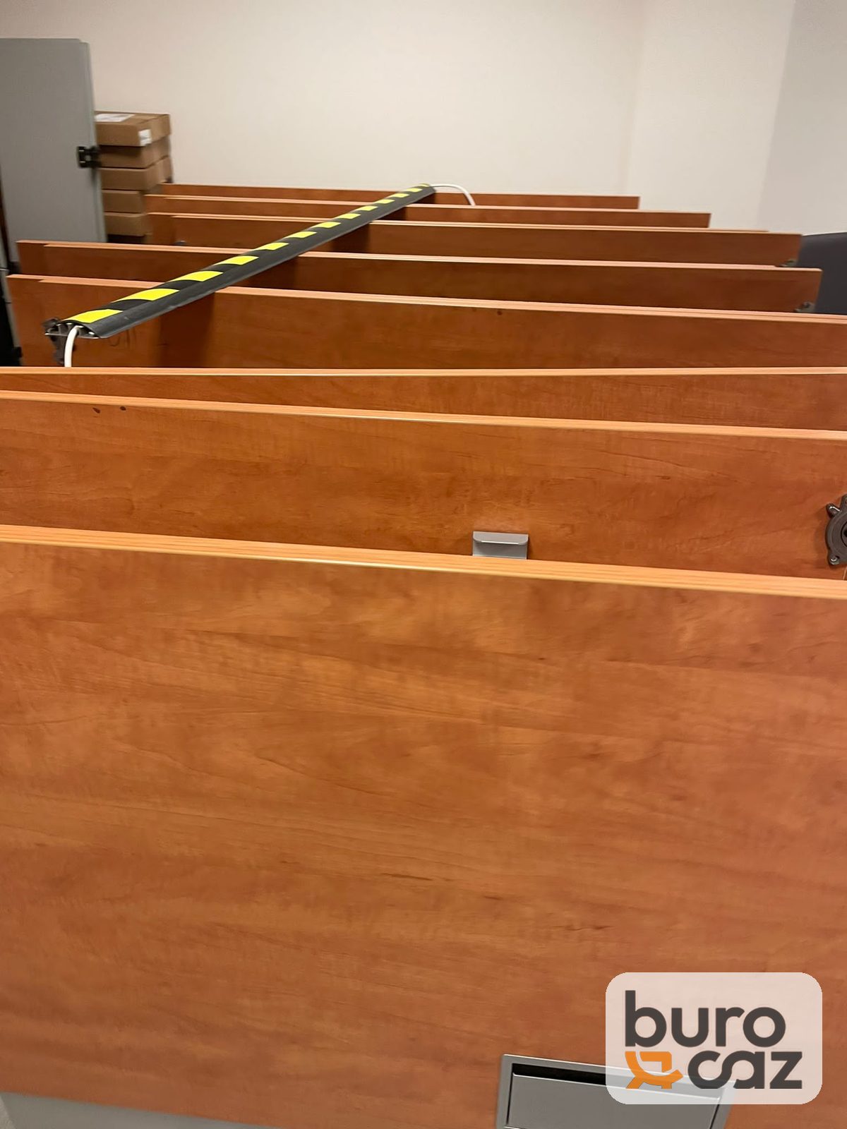 Table basculante merisier avec voile de fond et boîtier de connexion — photo 2